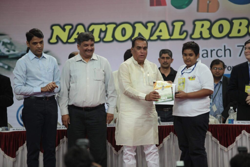 884512_570918922932539_1557522824_o (1)